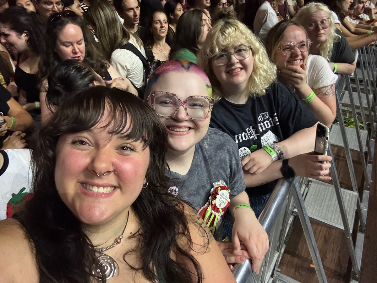 itskendalagain's tweet photo. missing bleachers ppl extra today 🥹🍅 https://t.co/iaBnHUVnqz
