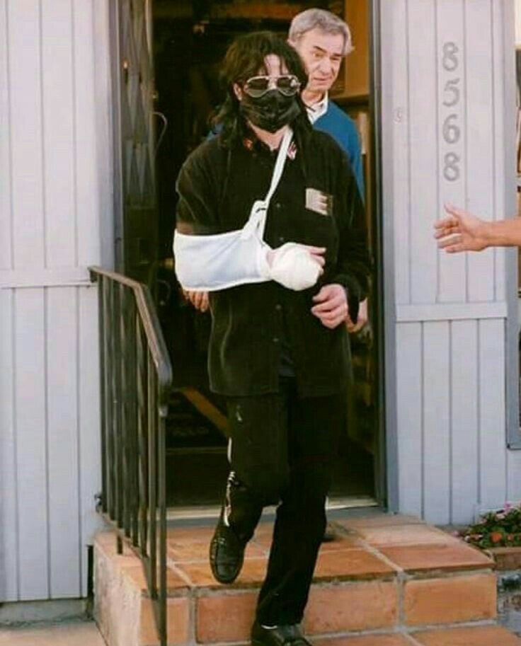 Majellachi8g's tweet photo. Michael Jackson was on a flight from South Africa to los Angeles on January 26, 1999. After landing at Miami Airport,  florida, he went to cedars Medical center for a broken right wrist. He had x-rays and  was discharged a few hours later, with lupus, his body was exhausted 😴 https://t.co/hIP7fhghyy