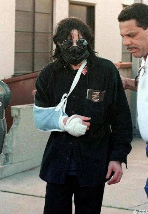 Majellachi8g's tweet photo. Michael Jackson was on a flight from South Africa to los Angeles on January 26, 1999. After landing at Miami Airport,  florida, he went to cedars Medical center for a broken right wrist. He had x-rays and  was discharged a few hours later, with lupus, his body was exhausted 😴 https://t.co/hIP7fhghyy
