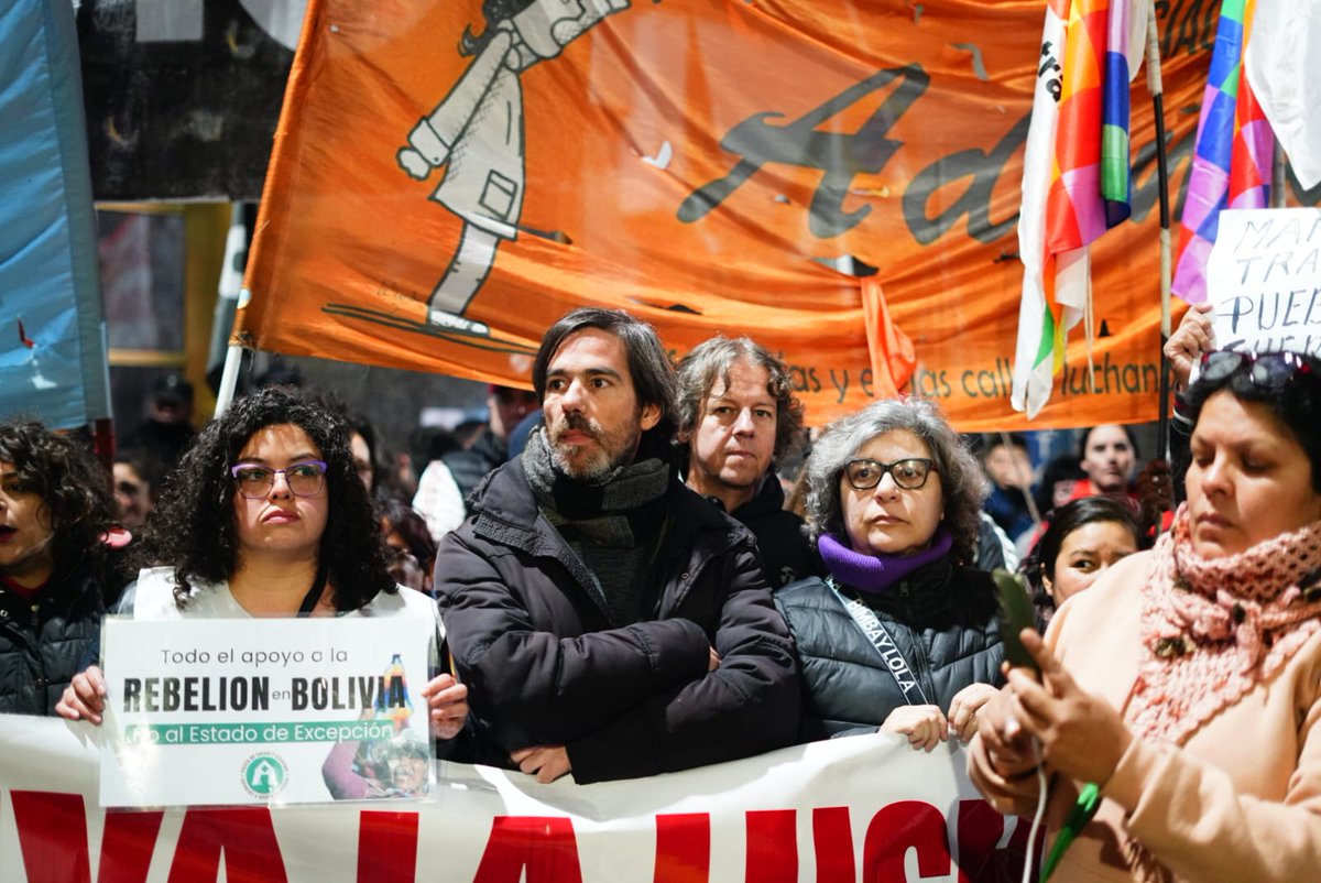 izquierdadiario's tweet photo. 🇧🇴Del Obelisco a la Embajada de Bolivia: nos movilizamos en apoyo al pueblo boliviano, que lleva más de 50 días enfrentando en las calles el ajuste, la represión y el Estado de Excepción impuesto por el gobierno.
Con @NicolasdelCano, @chipicastillo, @andreadatri y @Barry__Ale presentes.