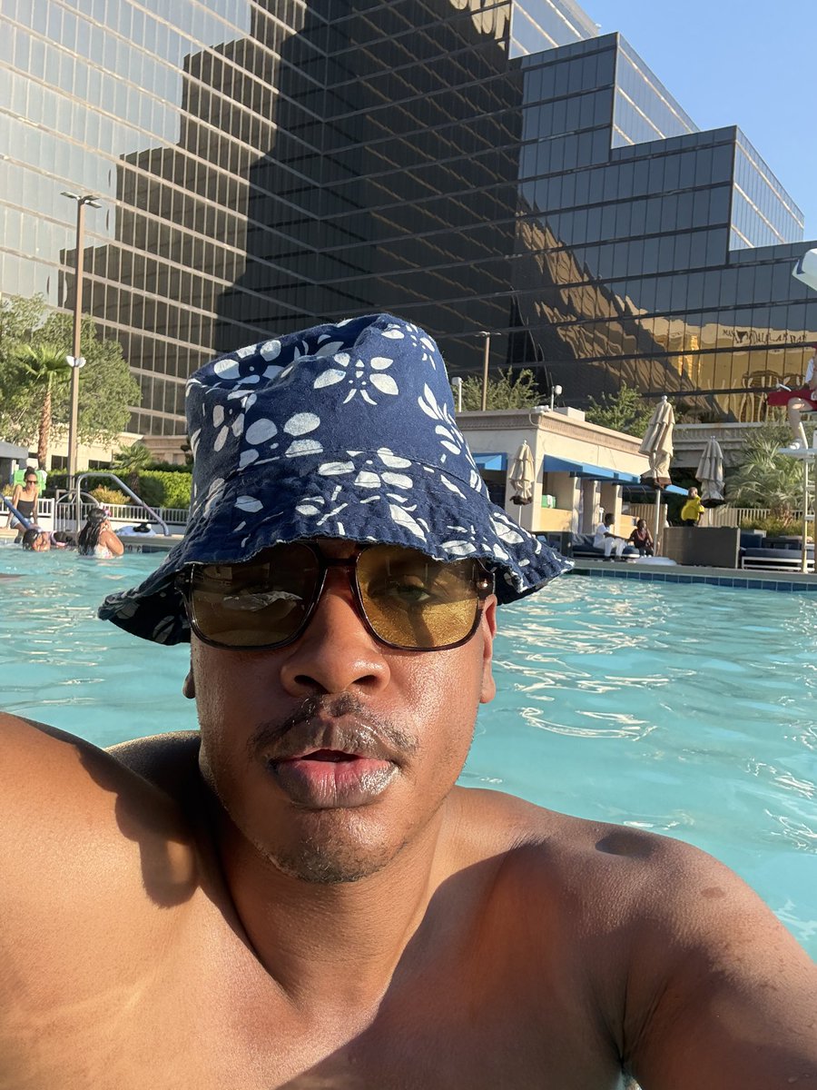 theJoshuaGray's tweet photo. hey summer is that you? https://t.co/UkC61MoFxM