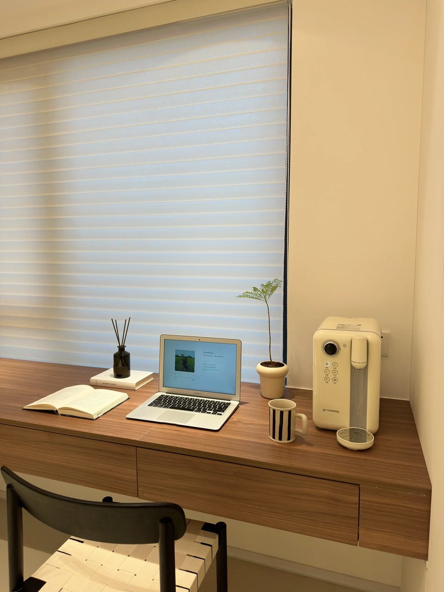 IGOREIIIKA1's tweet photo. Redesigned my desk to be my favorite work spot—sunlight + minimal clutter = ultimate productivity win  What’s your desk must-have https://t.co/e4YUzVucML
