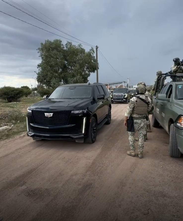 RazaCero's tweet photo. Una veintena de camionetas blindadas y de lujo fueron decomisadas por elementos de la @Defensamx1 en la Hacienda San Lorenzo, camino al municipio de Mezquital, en las afueras de la ciudad de #Durango, en "el estado más seguro de #México". Aquí "gobierna" el narcopriista terrorista @EVillegasV, empleado del #MayoZambada, ladrón del erario, financiador del crimen organizado y represor de periodistas.