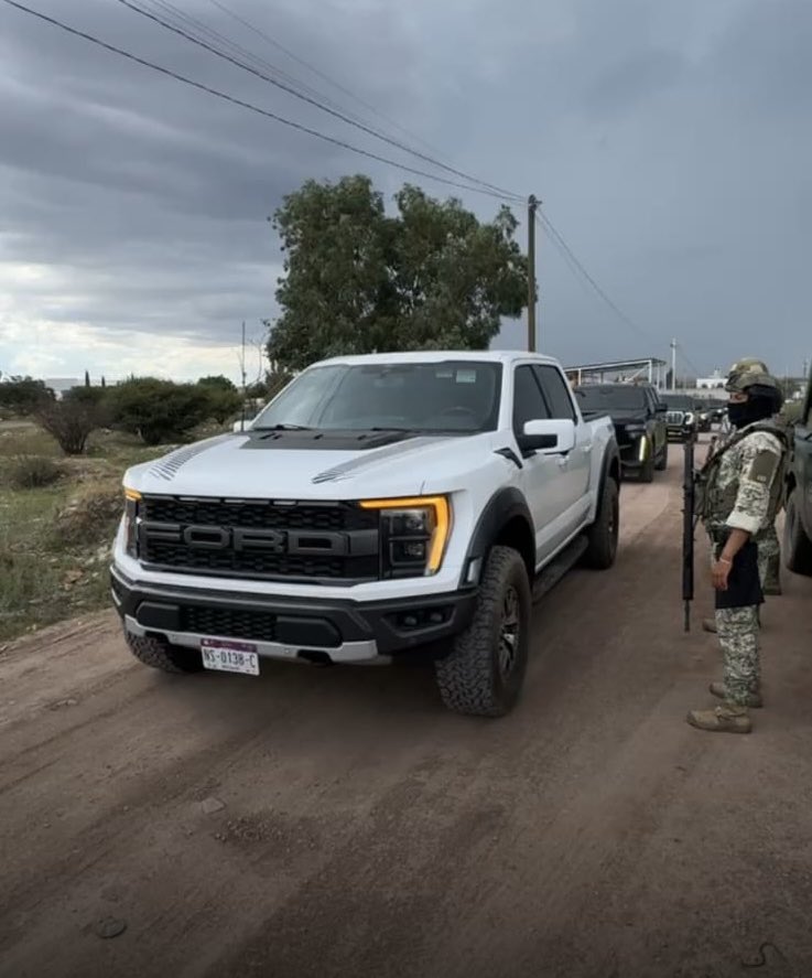 RazaCero's tweet photo. Una veintena de camionetas blindadas y de lujo fueron decomisadas por elementos de la @Defensamx1 en la Hacienda San Lorenzo, camino al municipio de Mezquital, en las afueras de la ciudad de #Durango, en "el estado más seguro de #México". Aquí "gobierna" el narcopriista terrorista @EVillegasV, empleado del #MayoZambada, ladrón del erario, financiador del crimen organizado y represor de periodistas.