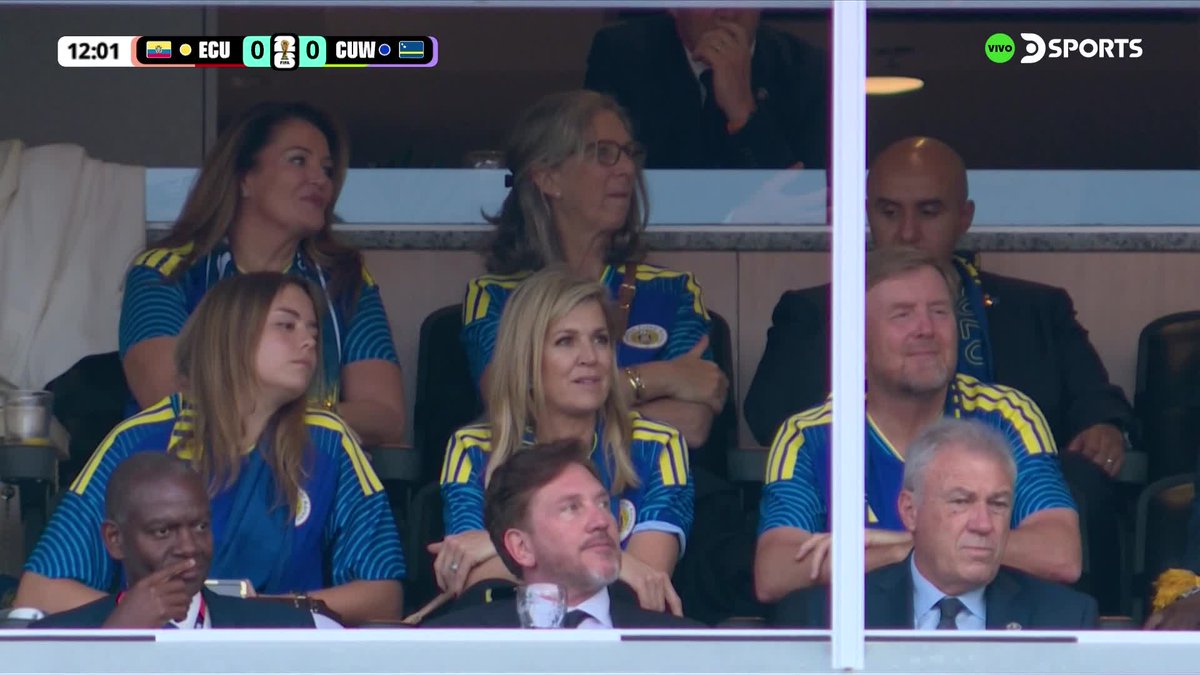 DSports's tweet photo. LA MONARQUÍA NEERLANDESA, PRESENTE EN KANSAS Y CON LA CAMISETA DE CURAZAO 🇳🇱🇨🇼

El Rey Guillermo Alejandro y la Reina Máxima Zorreguieta observan el encuentro en el Arrowhead Stadium. 

El país caribeño pertenece al Reino de los Países Bajos. 

#MundialEnDSPORTS
#FIFAWorldCup https://t.co/mBhIyHOXth