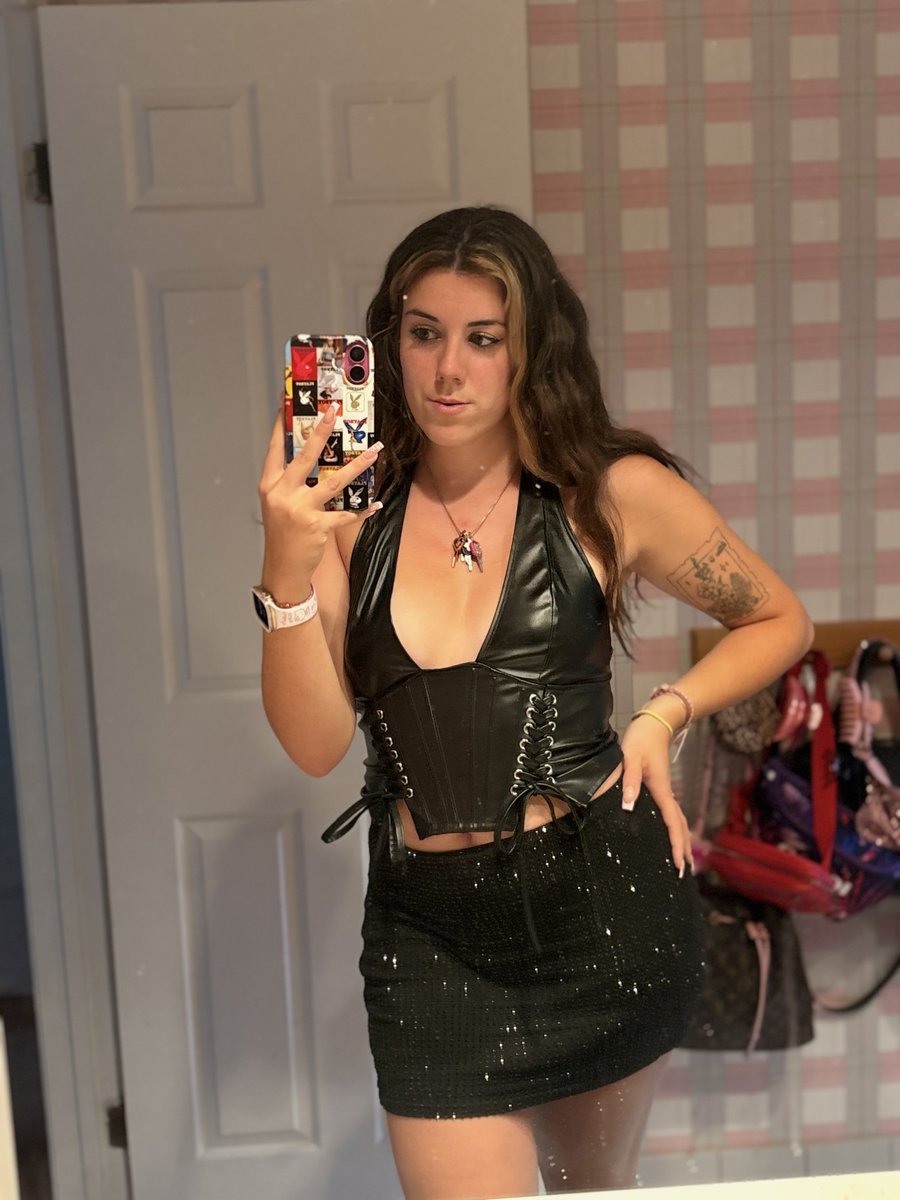diamondanii's tweet photo. going to be the most intimidating girl at the party💣 https://t.co/ykbHrC0itm