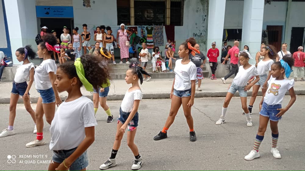 Michelk_P's tweet photo. Actividad Comunitaria en Consejo  Pueblo Nuevo  en Oquendo y Carlos III unidos  El Consejo Nacional de Casa de Cultura,  Fondo de Bienes Culturales , La Empresa Romeu y las Direcciones Municipal con su talento  local de La Casa de Cult. Joseito Fernández #LaHabanaDeTodos https://t.co/zpjE33q2ad