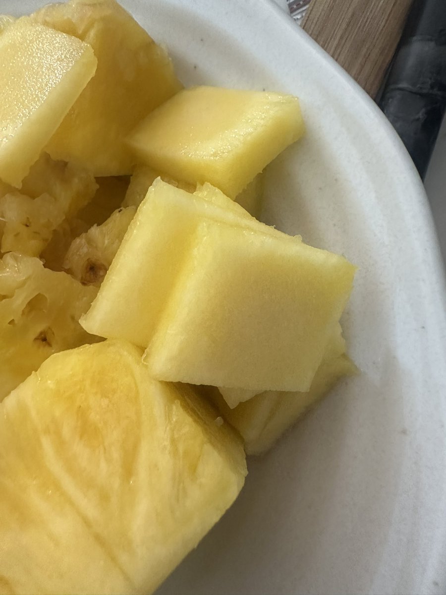 masterforce78's tweet photo. パイナップル🍍の芯ってどうやって食べてるの
#質問
#パイン
#パイナップル
#Dole
#答え有識者 https://t.co/KolNUHDbWG
