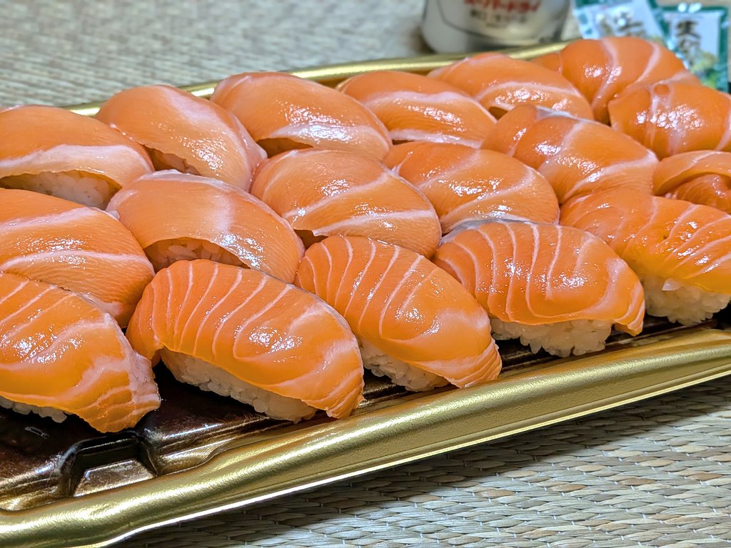 昨日サーモン買ってたのに 食べないで寝てしまった😳 いただきます(*^🙏^*)