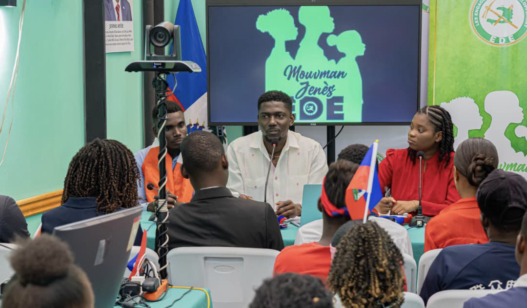 Jenes_ede's tweet photo. Hier vendredi 19 juin 2026, le Mouvman Jenès EDE, en collaboration avec @EtidyanEde , a organisé une conférence-débat autour du thème : « Haïti à la croisée des chemins : entre crise locale et mutations mondiales ».
Animée par Johnny Velcy, diplômé en droit et en relations internationales, et doctorant à l'Université d'Ottawa, cette conférence a offert un cadre privilégié de réflexion, d'analyse et d'échanges sur les défis multidimensionnels auxquels Haïti est confrontée, à la lumière des profondes mutations qui redessinent l'ordre mondial.
À l'issue de cette activité, les participants se sont retrouvés autour d'un visionnage collectif du deuxième match de la sélection nationale haïtienne à la Coupe du Monde. Ce moment de communion patriotique a permis à chacun de soutenir avec ferveur les Grenadiers, dans une ambiance empreinte de fierté nationale, d'unité et d'espoir.