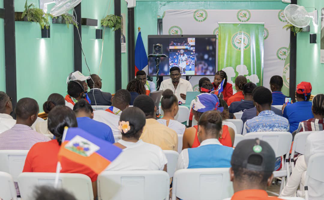 Jenes_ede's tweet photo. Hier vendredi 19 juin 2026, le Mouvman Jenès EDE, en collaboration avec @EtidyanEde , a organisé une conférence-débat autour du thème : « Haïti à la croisée des chemins : entre crise locale et mutations mondiales ».
Animée par Johnny Velcy, diplômé en droit et en relations internationales, et doctorant à l'Université d'Ottawa, cette conférence a offert un cadre privilégié de réflexion, d'analyse et d'échanges sur les défis multidimensionnels auxquels Haïti est confrontée, à la lumière des profondes mutations qui redessinent l'ordre mondial.
À l'issue de cette activité, les participants se sont retrouvés autour d'un visionnage collectif du deuxième match de la sélection nationale haïtienne à la Coupe du Monde. Ce moment de communion patriotique a permis à chacun de soutenir avec ferveur les Grenadiers, dans une ambiance empreinte de fierté nationale, d'unité et d'espoir.
