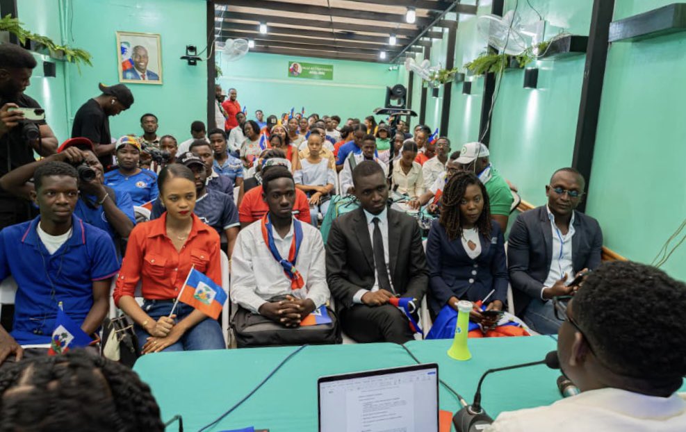 Jenes_ede's tweet photo. Hier vendredi 19 juin 2026, le Mouvman Jenès EDE, en collaboration avec @EtidyanEde , a organisé une conférence-débat autour du thème : « Haïti à la croisée des chemins : entre crise locale et mutations mondiales ».
Animée par Johnny Velcy, diplômé en droit et en relations internationales, et doctorant à l'Université d'Ottawa, cette conférence a offert un cadre privilégié de réflexion, d'analyse et d'échanges sur les défis multidimensionnels auxquels Haïti est confrontée, à la lumière des profondes mutations qui redessinent l'ordre mondial.
À l'issue de cette activité, les participants se sont retrouvés autour d'un visionnage collectif du deuxième match de la sélection nationale haïtienne à la Coupe du Monde. Ce moment de communion patriotique a permis à chacun de soutenir avec ferveur les Grenadiers, dans une ambiance empreinte de fierté nationale, d'unité et d'espoir.