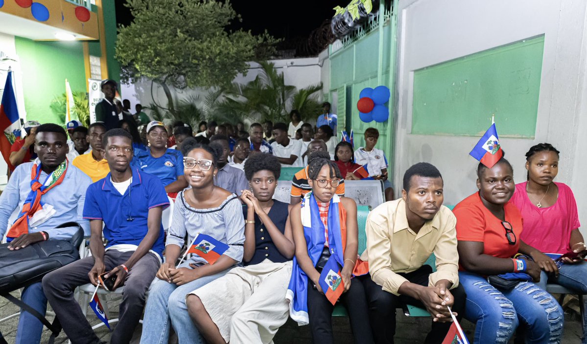 Jenes_ede's tweet photo. Hier vendredi 19 juin 2026, le Mouvman Jenès EDE, en collaboration avec @EtidyanEde , a organisé une conférence-débat autour du thème : « Haïti à la croisée des chemins : entre crise locale et mutations mondiales ».
Animée par Johnny Velcy, diplômé en droit et en relations internationales, et doctorant à l'Université d'Ottawa, cette conférence a offert un cadre privilégié de réflexion, d'analyse et d'échanges sur les défis multidimensionnels auxquels Haïti est confrontée, à la lumière des profondes mutations qui redessinent l'ordre mondial.
À l'issue de cette activité, les participants se sont retrouvés autour d'un visionnage collectif du deuxième match de la sélection nationale haïtienne à la Coupe du Monde. Ce moment de communion patriotique a permis à chacun de soutenir avec ferveur les Grenadiers, dans une ambiance empreinte de fierté nationale, d'unité et d'espoir.