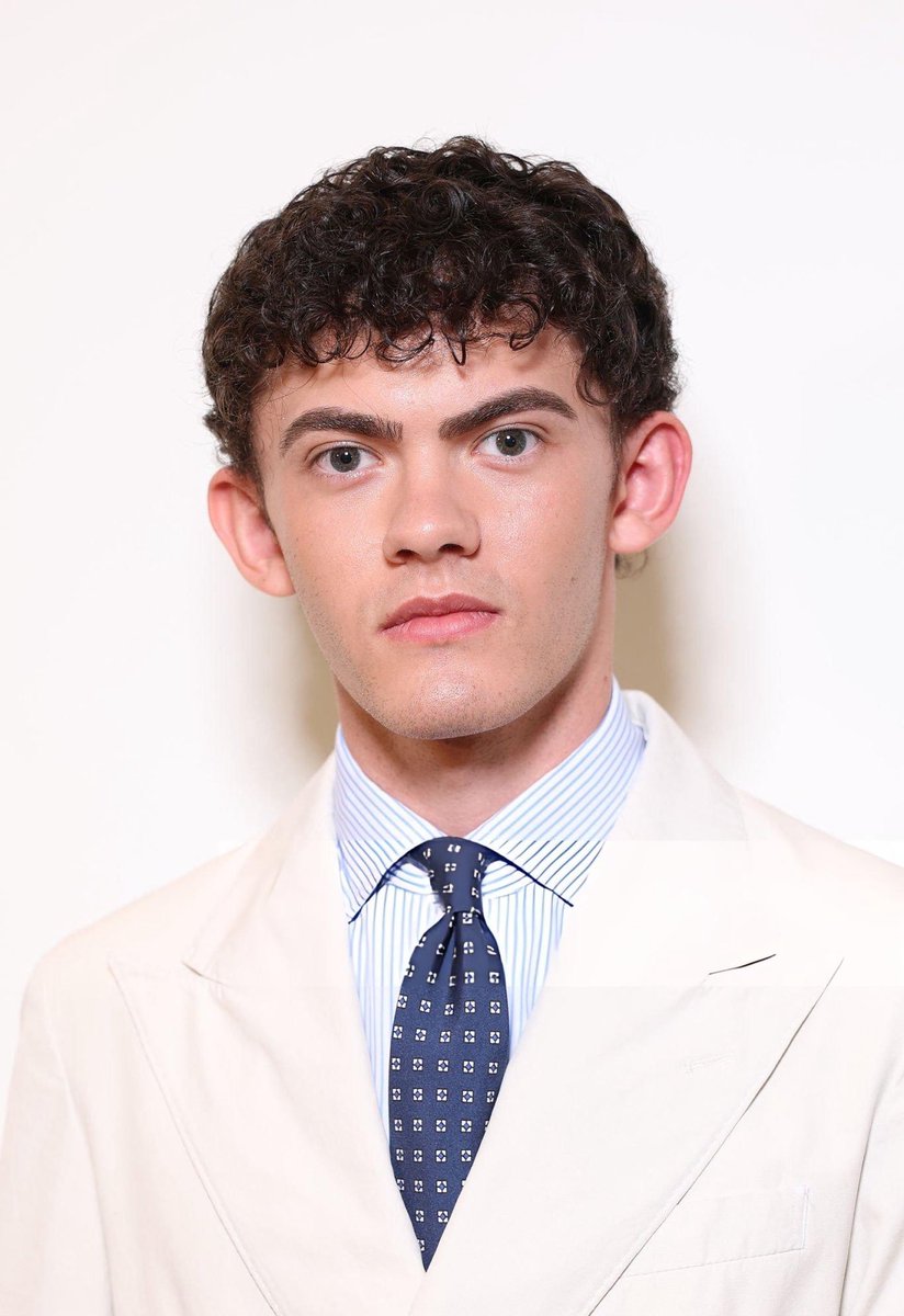 forumbunklr's tweet photo. Maravilhoso! Joe Locke, de "Heartstopper", entregando tudo no desfile da Ralph Lauren em Milão. https://t.co/Yphf4qERPh