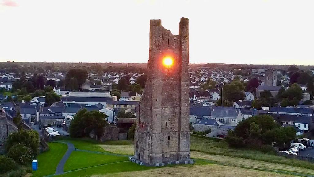ThisIsIreland3's tweet photo. โBirdโs Eye View of the Yellow Steeple, just before Sunsetโ ๐๐
๐Trim, County Meath - Ireland โ๏ธ
๐ธ Noel Fagan
#Meath #Trim #Sunset #Ireland https://t.co/g29ixCEM3O