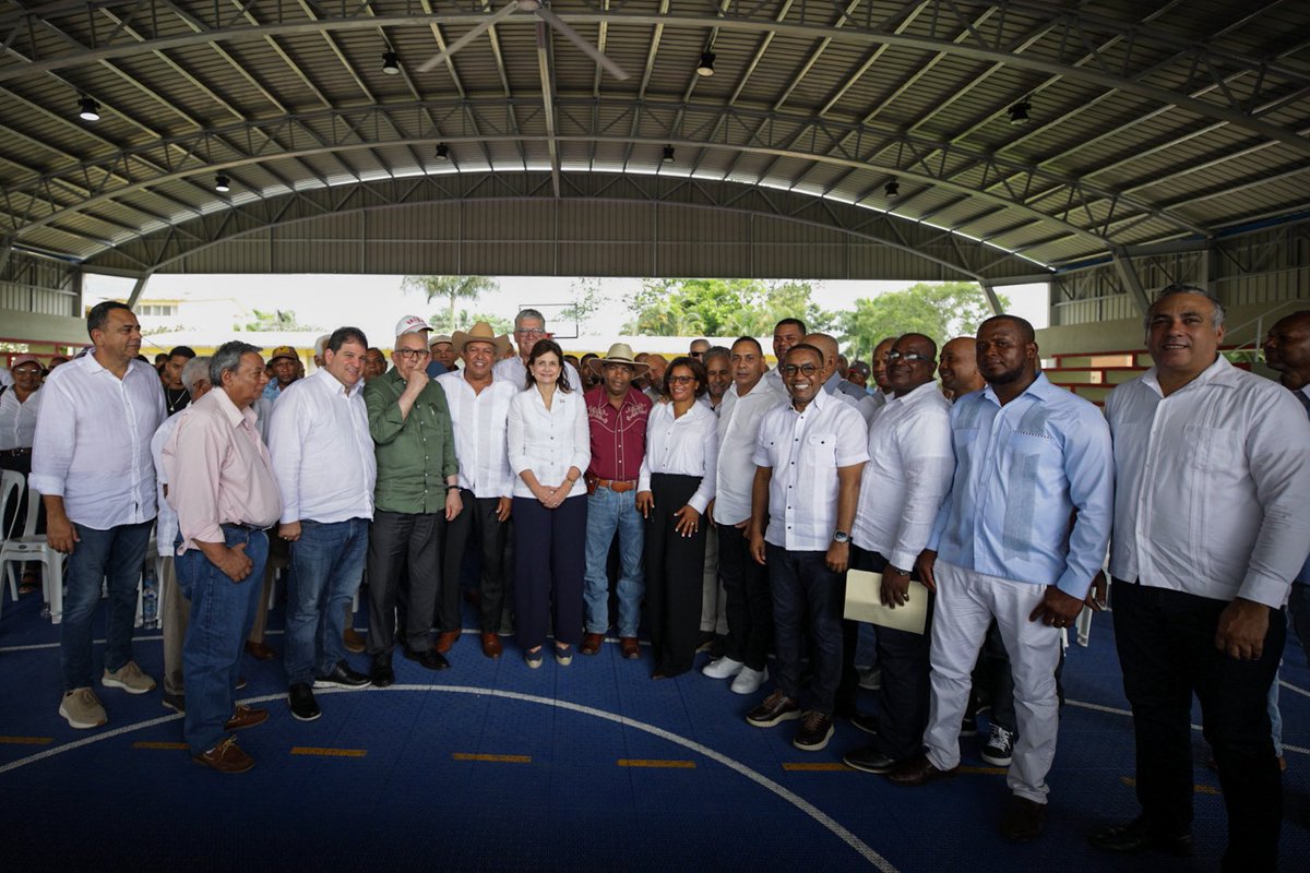 ViceRDo's tweet photo. Durante su visita a Monte Plata, la vicepresidenta @RaquelPenaVice sostuvo un encuentro con productores ganaderos de la provincia para escuchar sus inquietudes y conversar sobre iniciativas orientadas a fortalecer este importante sector y su aporte a la producción nacional.

#RaquelPeña
#VicepresidenciaRD