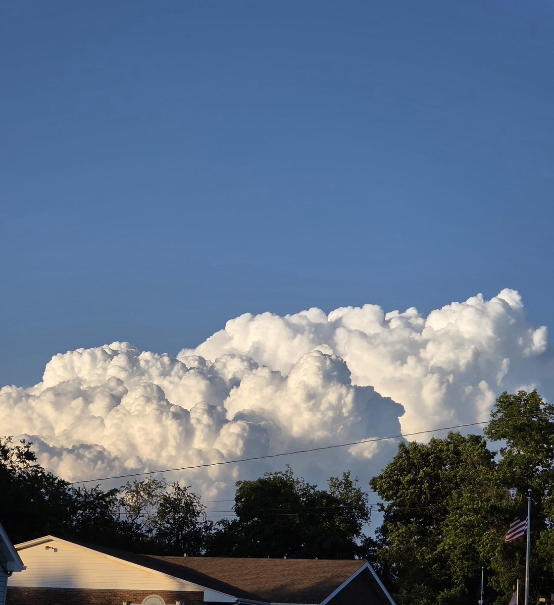 MolinaroMike's tweet photo. This cloud tonight is so big, its like a Mario level or something https://t.co/nWYxC01V0I