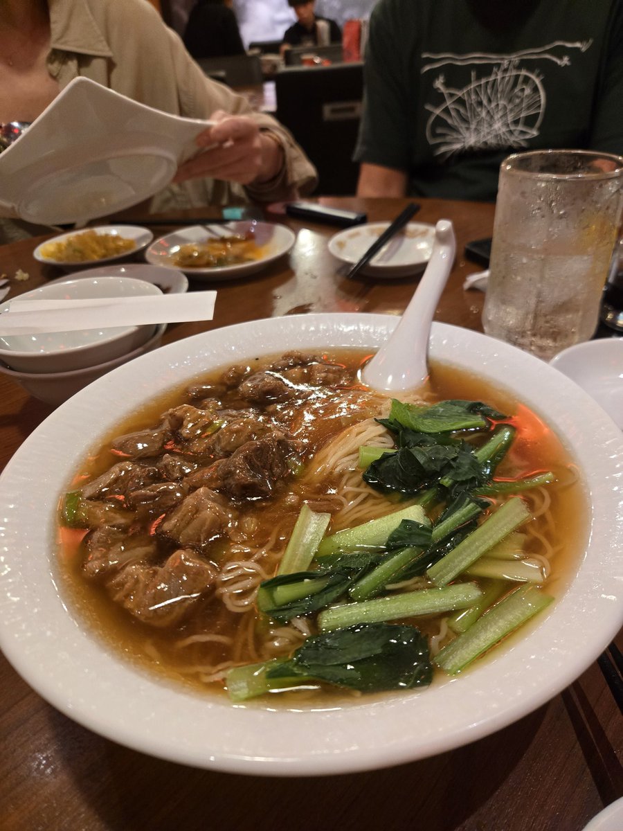qmiiix's tweet photo. 深夜にこんなもん食べても胃もたれしてなくて良き。お街は店に困らんなぁ。 https://t.co/DqWt9dtpHh