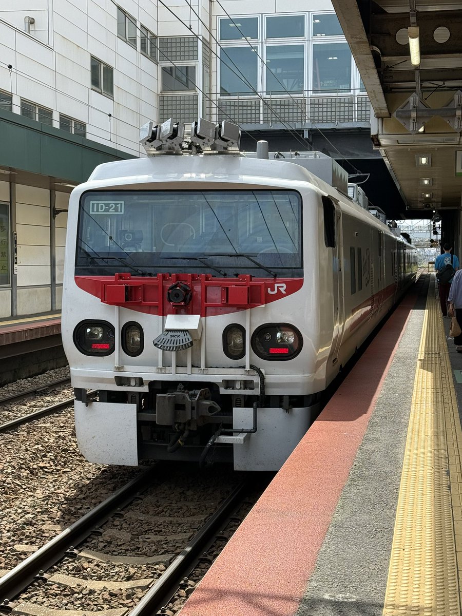 kaworu281's tweet photo. キヤE193形、先程、手稲駅を発車した。 https://t.co/cFJXGvPbV1
