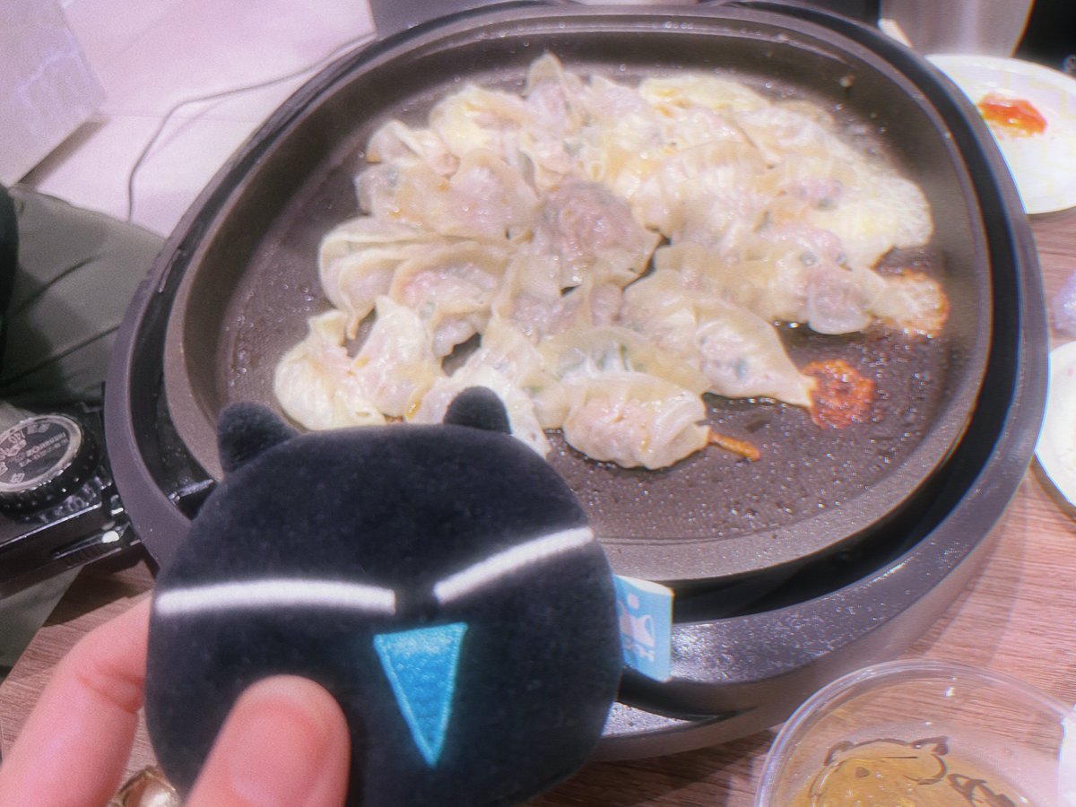 syu_516893's tweet photo. #ろしゃおボクらの餃子
Happy餃子会に参加してきた🥟
グッズのアロハ池年でした🐯レイは西木子にもらった🌺 https://t.co/i8NPakOqqg