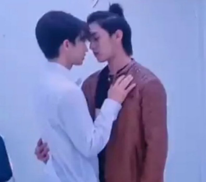 bonohstay's tweet photo. Does this hug feel familiar?

Just like Boss needed Noeul to anchor him to something real in that moment

Fu needed Moo to anchor him to something real and human in that moment as well

Is it life imitating art?
Or art imitating life? 

Crazy Love MooMoo EP7
#พี่ฟากชอบเธอมู่EP7 https://t.co/0jvyWyMSdN