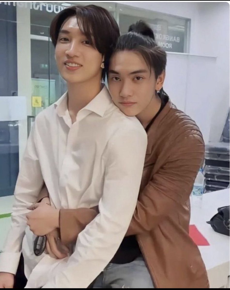 bonohstay's tweet photo. Does this hug feel familiar?

Just like Boss needed Noeul to anchor him to something real in that moment

Fu needed Moo to anchor him to something real and human in that moment as well

Is it life imitating art?
Or art imitating life? 

Crazy Love MooMoo EP7
#พี่ฟากชอบเธอมู่EP7 https://t.co/0jvyWyMSdN