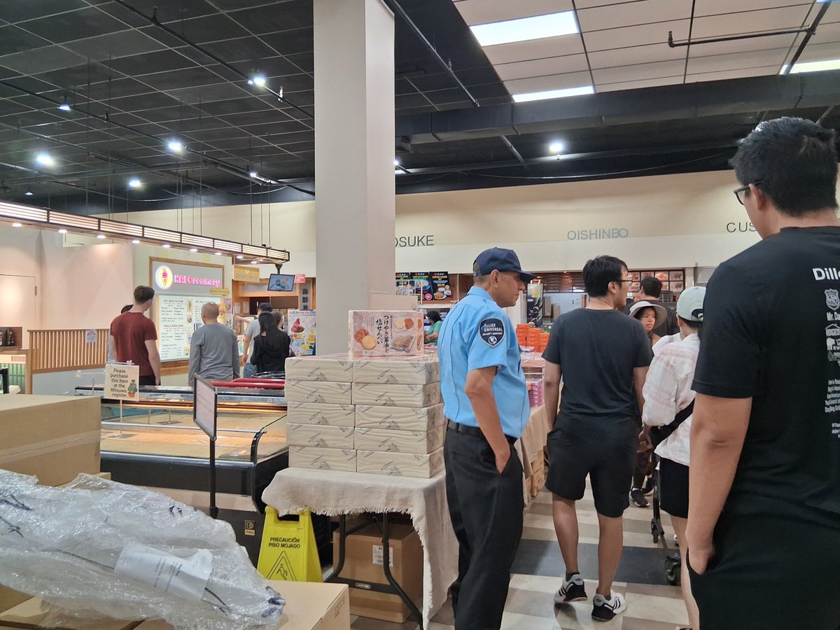 BeddingSay's tweet photo. It was unusually busy at Mitsua( a Japanese Grocery & Market) yesterday.  New food and items piled up every shelf, every booth was filled with customers. Was wondering 🤔 what was it. 
Went home and did a little research, it's the Dragon Boat Festival, Japanese celebrates the same festival but in a slight different way:)
Look at the sticky rice red bean cakes that I got 😋.  They were yummy. Do you want some?