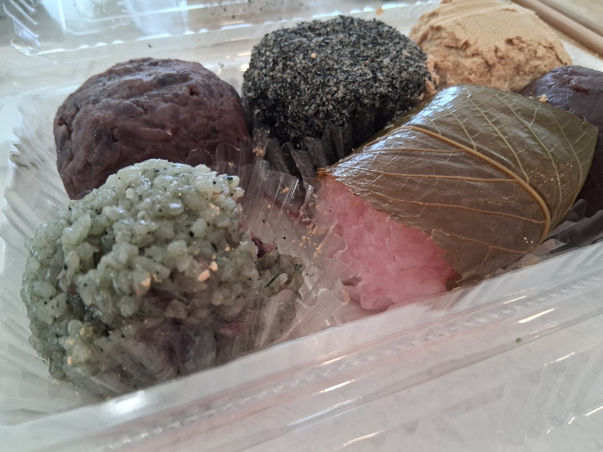 BeddingSay's tweet photo. It was unusually busy at Mitsua( a Japanese Grocery & Market) yesterday.  New food and items piled up every shelf, every booth was filled with customers. Was wondering 🤔 what was it. 
Went home and did a little research, it's the Dragon Boat Festival, Japanese celebrates the same festival but in a slight different way:)
Look at the sticky rice red bean cakes that I got 😋.  They were yummy. Do you want some?