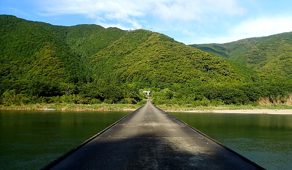 ark_sano's tweet photo. 今朝の沈下橋。
＃高知県　＃四万十川　＃梅雨　＃沈下橋 https://t.co/vdDS0tx8X6
