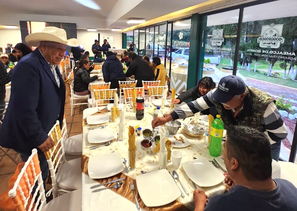 DEBATEQRO's tweet photo. #Municipios #Querétaro 

Reconoce Óscar Pérez Martínez la labor de taxistas amealcenses por el Día del Padre.

Durante el encuentro, el Alcalde de #Amealco destacó que los trabajadores del volante brindan un servicio fundamental a la ciudadanía,

https://t.co/EQlfGyocTy https://t.co/zOamRqD9LD