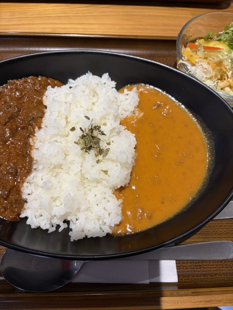 hhamada_20c's tweet photo. @bebeyanbebeyan 武井さんはお酒がお好きなのですね。
今治市の居酒屋「tsugumi」の料理です。3種選べる刺身と瓦そばです。この日は刺身ではシャコが選べました。珍しいと思います。
カレーやエスニックはお好きでしょうか？ミレンガ（ナンでなくチャパティ）とカリガリカレー（右側はカリガリカレー、左はチキン）。 https://t.co/Fr6UrglCO9