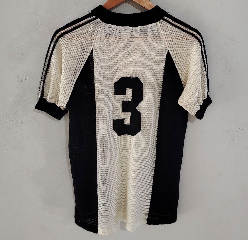 WAVVEBLACK's tweet photo. @assophis Olá amigo, gostaria de mais uma ajuda. Esse modelo em específico, por conta do número frontal, foi usado pelo basquete ou vôlei?
Acredito que o futebol não usasse número frontal nessa época https://t.co/tuLKI5toIr