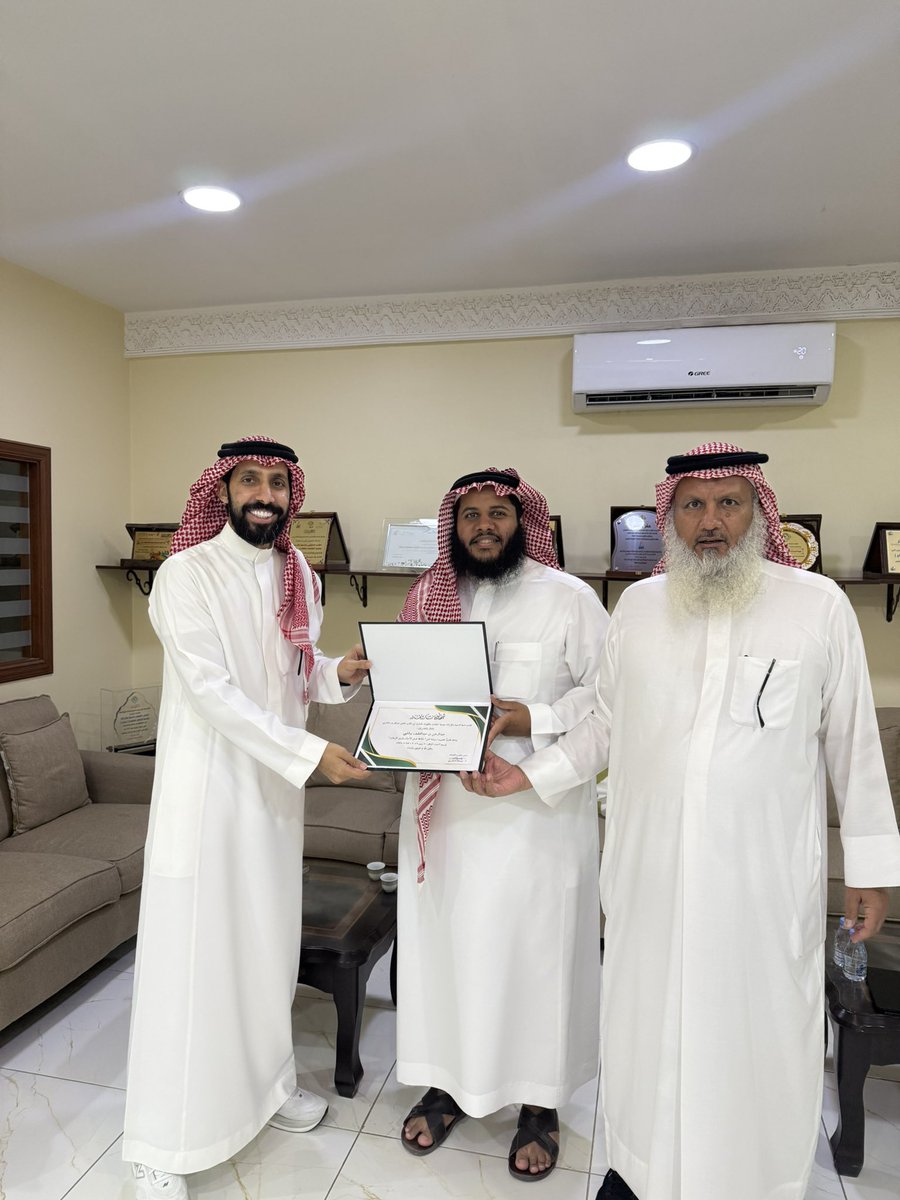 alnashry_a's tweet photo. سعدت اليوم بتقديم ورشة عمل عن مكافحة غسل الأموال وتمويل الارهاب لمنسوبي جمعية الدعوة والارشاد وتوعية الجاليات بالظهران .. شكر للاستاذ خالد العتيبي القائم على الجمعية وكافة منسوبيها على حسن الاستقبال والضيافة ونسئل ان ينفعنا بما علمنا لخدمة البلاد والعباد https://t.co/CxJB6jLjnN