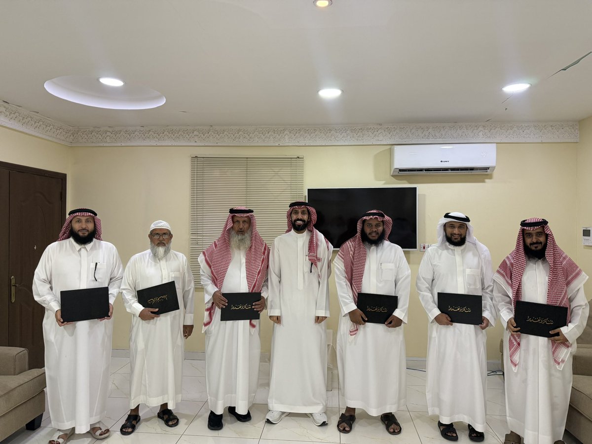 alnashry_a's tweet photo. سعدت اليوم بتقديم ورشة عمل عن مكافحة غسل الأموال وتمويل الارهاب لمنسوبي جمعية الدعوة والارشاد وتوعية الجاليات بالظهران .. شكر للاستاذ خالد العتيبي القائم على الجمعية وكافة منسوبيها على حسن الاستقبال والضيافة ونسئل ان ينفعنا بما علمنا لخدمة البلاد والعباد https://t.co/CxJB6jLjnN