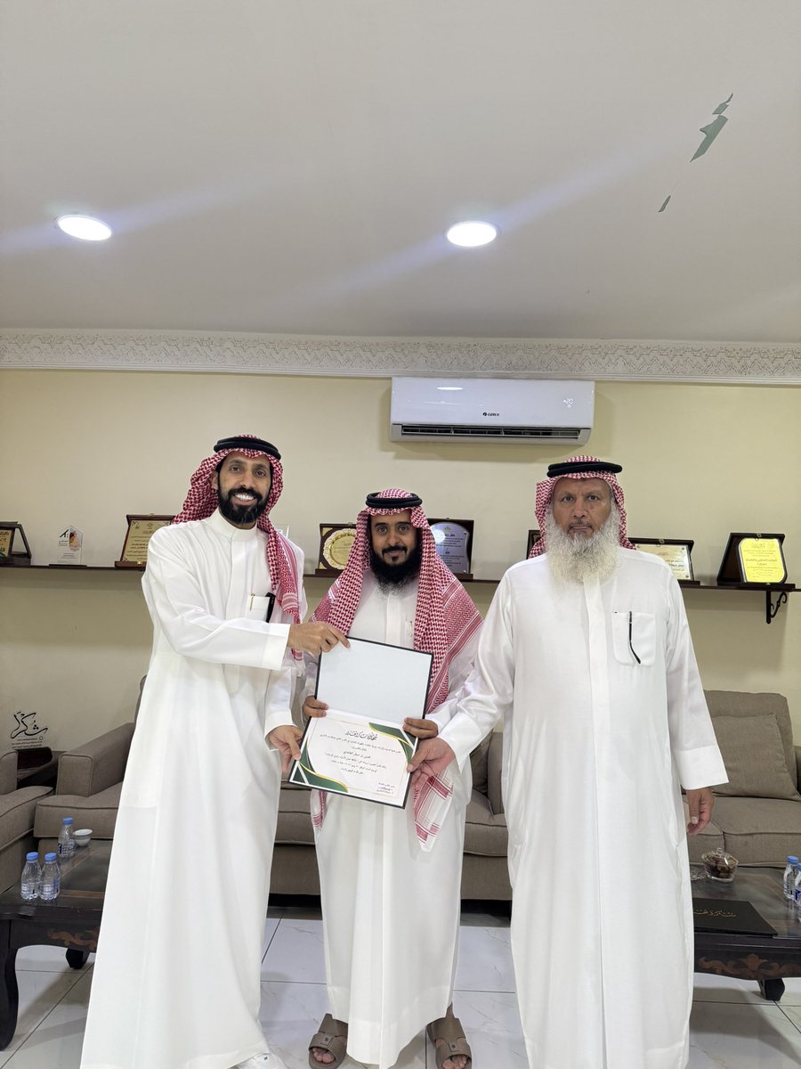 alnashry_a's tweet photo. سعدت اليوم بتقديم ورشة عمل عن مكافحة غسل الأموال وتمويل الارهاب لمنسوبي جمعية الدعوة والارشاد وتوعية الجاليات بالظهران .. شكر للاستاذ خالد العتيبي القائم على الجمعية وكافة منسوبيها على حسن الاستقبال والضيافة ونسئل ان ينفعنا بما علمنا لخدمة البلاد والعباد https://t.co/CxJB6jLjnN