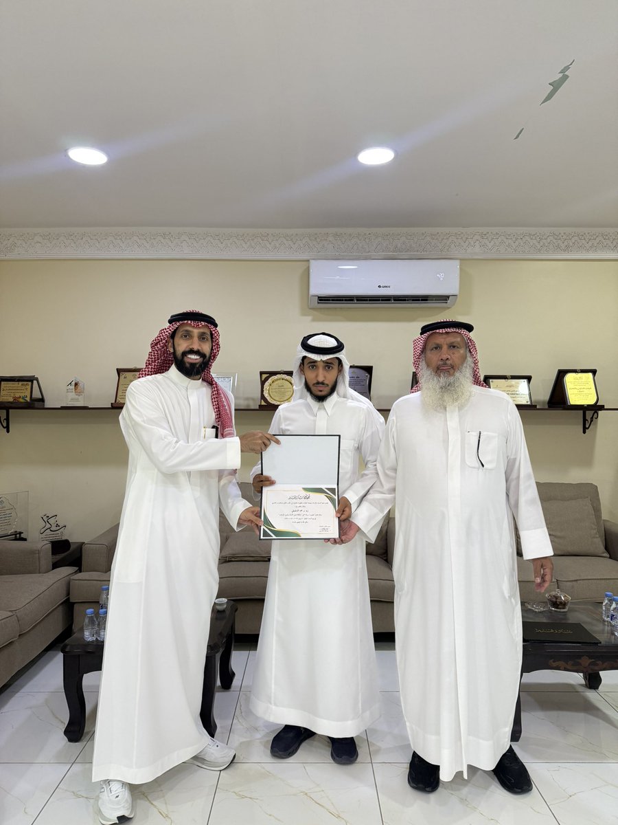 alnashry_a's tweet photo. سعدت اليوم بتقديم ورشة عمل عن مكافحة غسل الأموال وتمويل الارهاب لمنسوبي جمعية الدعوة والارشاد وتوعية الجاليات بالظهران .. شكر للاستاذ خالد العتيبي القائم على الجمعية وكافة منسوبيها على حسن الاستقبال والضيافة ونسئل ان ينفعنا بما علمنا لخدمة البلاد والعباد https://t.co/CxJB6jLjnN