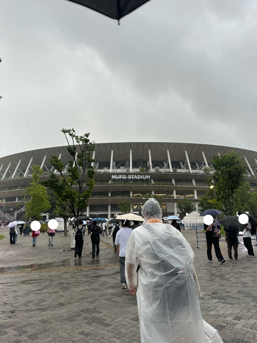 ken1590_'s tweet photo. 初国立競技場！
こんなにでっかい会場で聴けるなんて…🥲
あいにくの雨だったけどそれはそれで良い思い出！！
レインコート無くてびしょ濡れでも最高に楽しかった！

お2人さんありがとうね！！🙏✨️

 @Salmon_E_Love 
@Be_a_Hero___ https://t.co/rCR0Iy3FoJ
