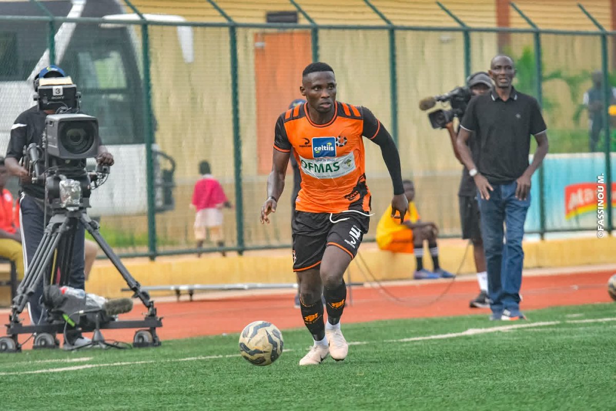 Festuler108's tweet photo. BREAKING: Olatunbosun Oginni Israel Bids Farewell to Dragon FC

It was an emotional day in Benin Republic as legendary fullback Olatunbosun Oginni Israel said goodbye to Dragon FC. He played his final match for the club today against Buffles FC.

Oginni is now a free agent 🧤⚽ https://t.co/9cVN3cMzFH