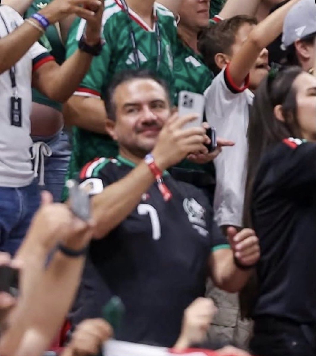 Halialuz's tweet photo. @_VicenteSerrano Loret no es político.
Puede hacer lo que quiera.

Brother, él no anduvo predicando austeridad. 

Se señala a los hipócritas que decían que no eran iguales y terminaron siendo peores.

Fieston fifi en el castillo, Yunes y la comadre de Anahí ... https://t.co/mfvcVpKjKL
