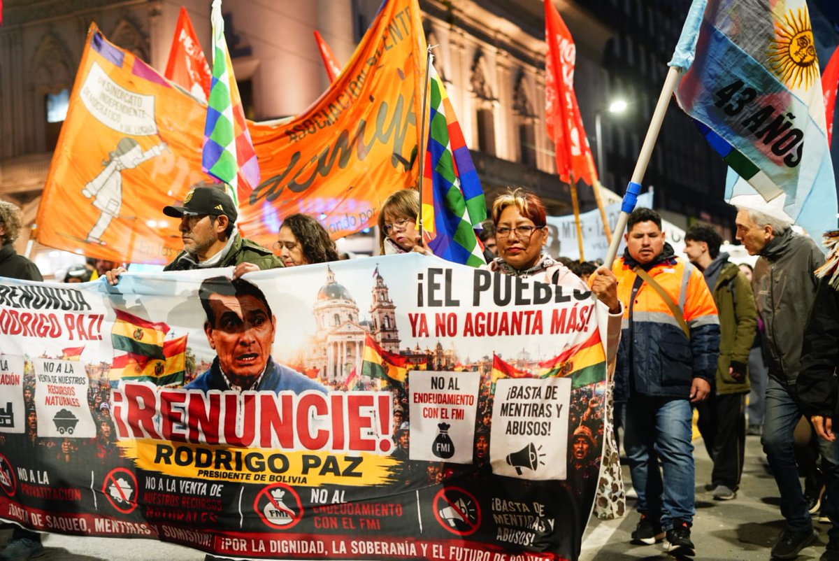 izquierdadiario's tweet photo. 🇧🇴Del Obelisco a la Embajada de Bolivia: nos movilizamos en apoyo al pueblo boliviano, que lleva más de 50 días enfrentando en las calles el ajuste, la represión y el Estado de Excepción impuesto por el gobierno.
Con @NicolasdelCano, @chipicastillo, @andreadatri y @Barry__Ale presentes.