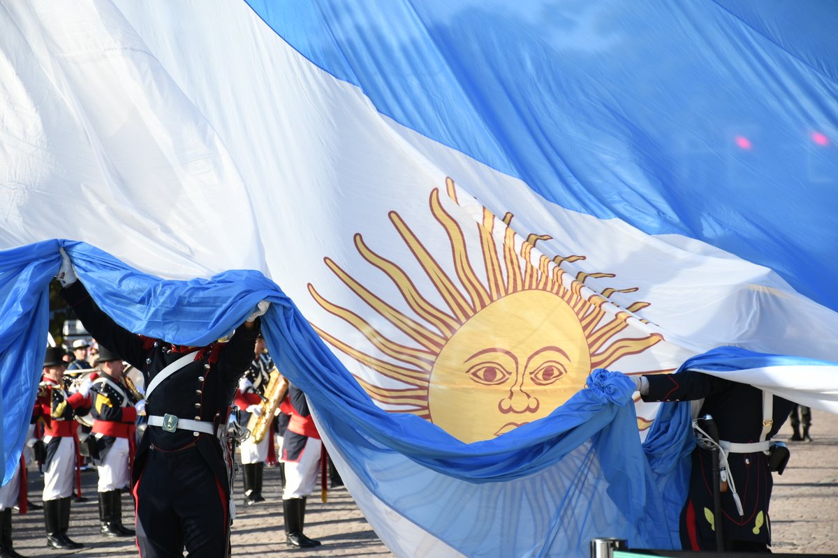 fuerza_rosario's tweet photo. Rosario es orgullo nacional y la cuna indiscutible de la celeste y blanca. Frente a nuestro río Paraná, Belgrano izó por primera vez los colores que nos definen y nos unen a todos. 🇦🇷

Pasamos momentos  difíciles donde nos quisieron hacer sentir miedo en nuestra propia casa, pero la fuerza de esta ciudad es imparable. Con decisión, ley y orden,  recuperamos la tranquilidad para vuelva a ser de los rosarinos de bien.

¡Feliz Día de la Bandera! A seguir recuperando el orgullo de nuestra ciudad.