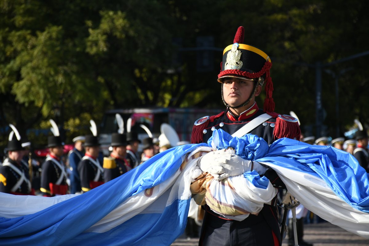 fuerza_rosario's tweet photo. Rosario es orgullo nacional y la cuna indiscutible de la celeste y blanca. Frente a nuestro río Paraná, Belgrano izó por primera vez los colores que nos definen y nos unen a todos. 🇦🇷

Pasamos momentos  difíciles donde nos quisieron hacer sentir miedo en nuestra propia casa, pero la fuerza de esta ciudad es imparable. Con decisión, ley y orden,  recuperamos la tranquilidad para vuelva a ser de los rosarinos de bien.

¡Feliz Día de la Bandera! A seguir recuperando el orgullo de nuestra ciudad.
