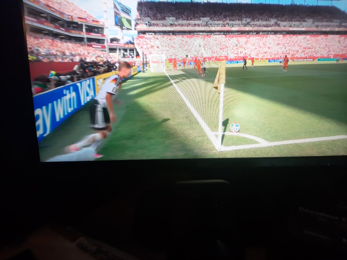 auvigneezran's tweet photo. This post is for @FIFAcom 
A lot of time I see during the world cup that players kick corner without the ball well placed.
I propose that if there are a goal after such kick to cancel the goal. https://t.co/F1GlGkagRn