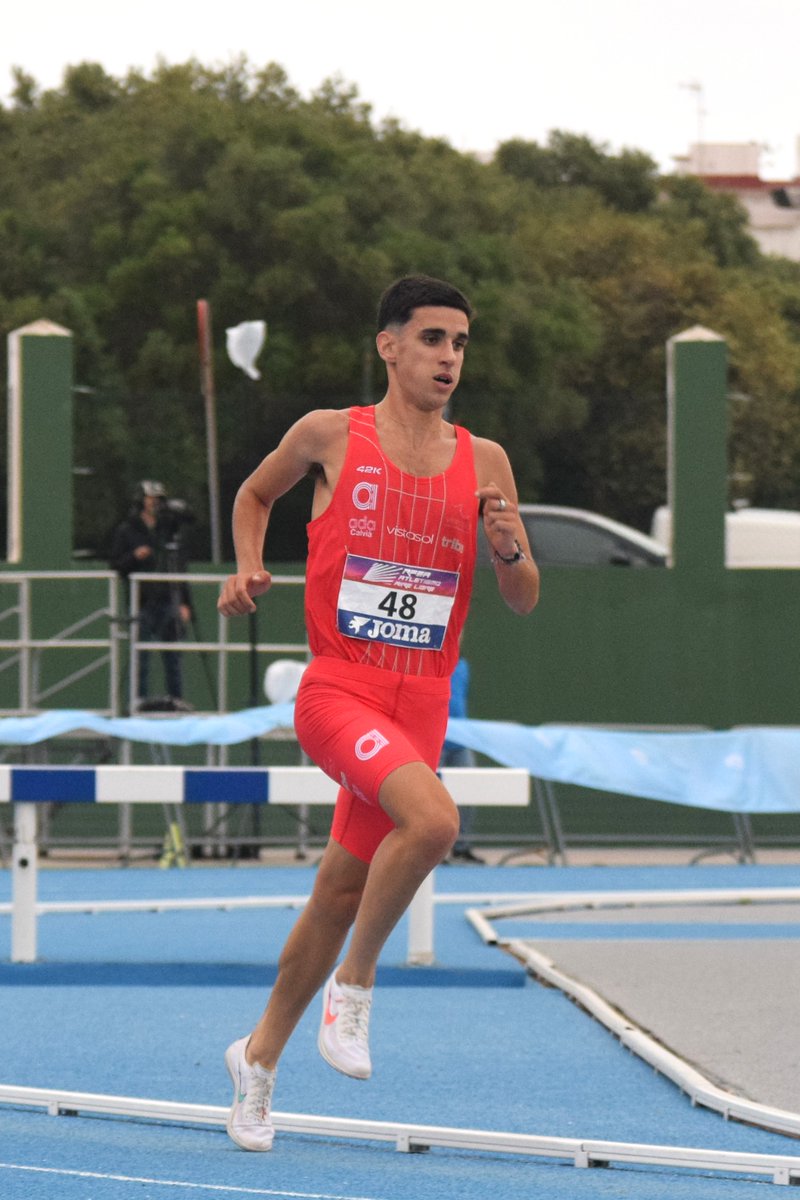 fatletismeib's tweet photo. Adrià Ceballos, 13:46.80 als 5.000 metres al Track Night Vienna 2026, celebrat aquest dissabte 20 a la capital austríaca! 
Marca personal pel mallorquí de l'ADA Calvià, ja tercer home balear de sempre a la distància. Enhorabona! 👏 

@esportsIB @EsportsConsell #atletesfaib https://t.co/9ess7eOZOH