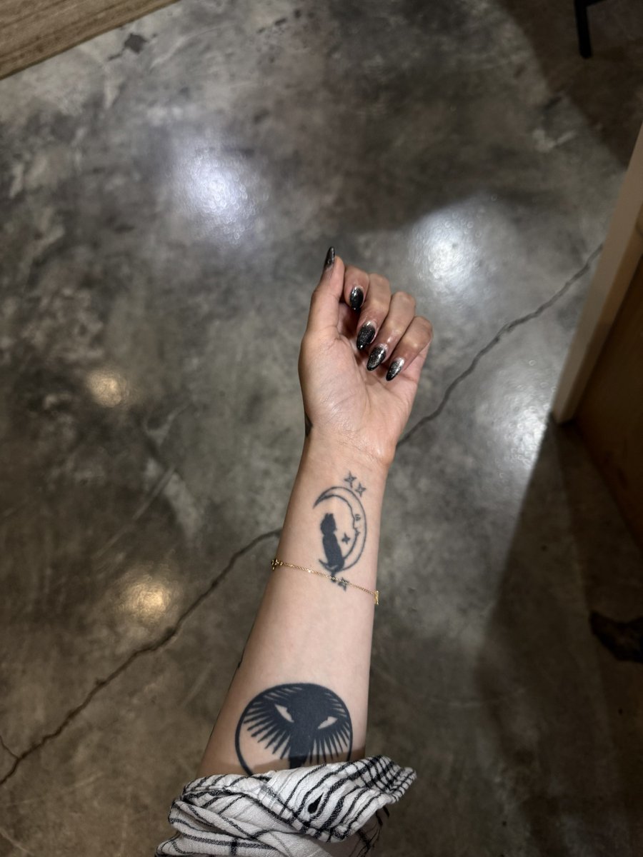 juri_ix's tweet photo. Nails done🖤🐈‍⬛🕷️ https://t.co/gAwZLVRpck