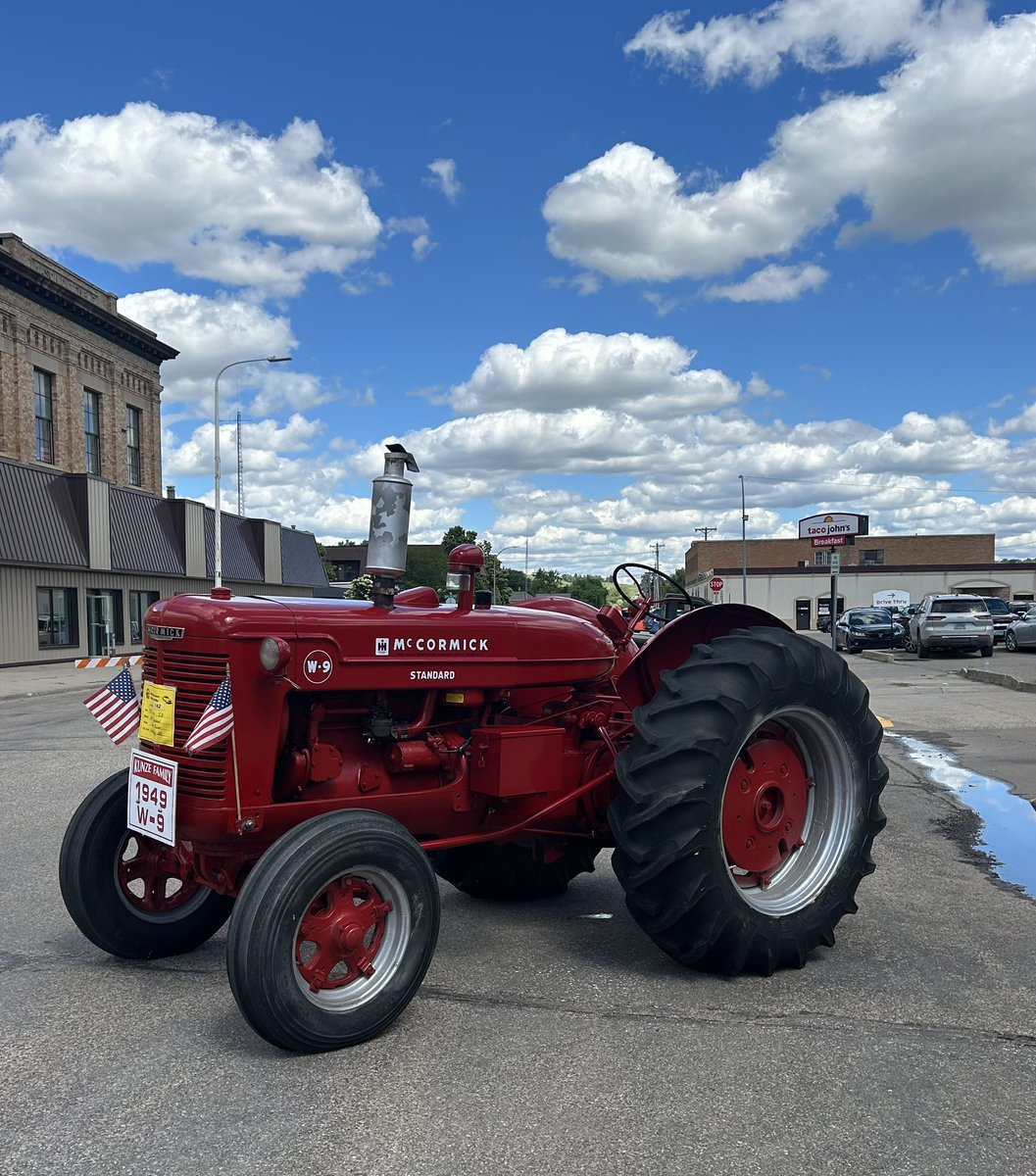 StaceyLilja's tweet photo. My dad’s last year of entering tractors in the local parade. I enjoy watching him do something he loves. #farmall #farmersdaughter https://t.co/8dXmsrQRWW
