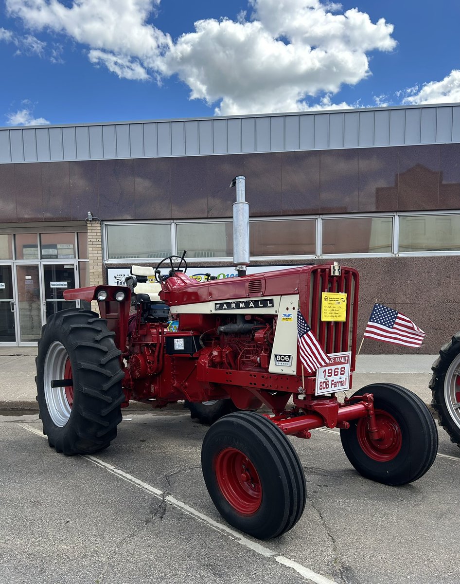 StaceyLilja's tweet photo. My dad’s last year of entering tractors in the local parade. I enjoy watching him do something he loves. #farmall #farmersdaughter https://t.co/8dXmsrQRWW