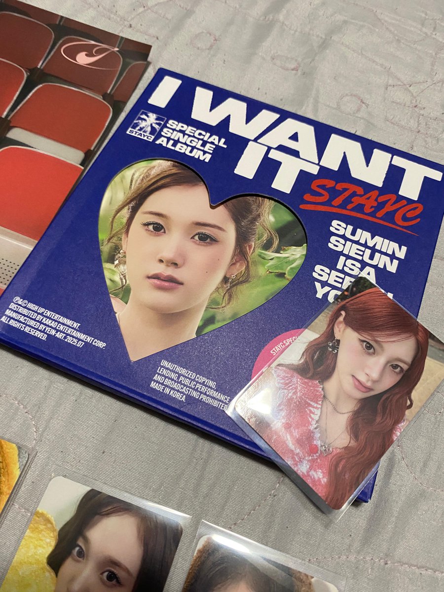 ddalgimocha's tweet photo. inclusive o álbum é do sorteio que a mah fez em fevereiro e eu tive a sorte de ganhar!! mto obrigada novamente mah @mahcegs @qualqu3r ^~^ https://t.co/KL73RyEuIs