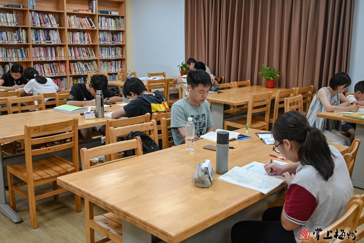 Tacaz25437168's tweet photo. Exciting news! Our campus English Corner is kicking off this Friday at the student lounge—bring your favorite book, chat with new friends, and polish your English skills together! See you there!， https://t.co/2f002tuS6r