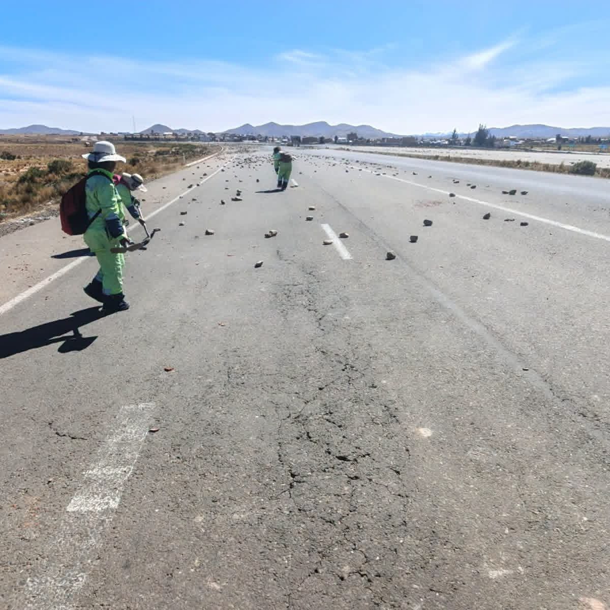 CarreterasBo's tweet photo. Por instrucción del Ministro de Obras Públicas, Mauricio Zamora, ABC trabaja a toda máquina en la limpieza de vías que permanecían bloqueadas. Los camiones y otros vehículos circulan poco a poco en la ruta La Paz - Oruro.

Hacemos las cosas DIFERENTES!

#SiempreBolivia https://t.co/cLNexKb3iW